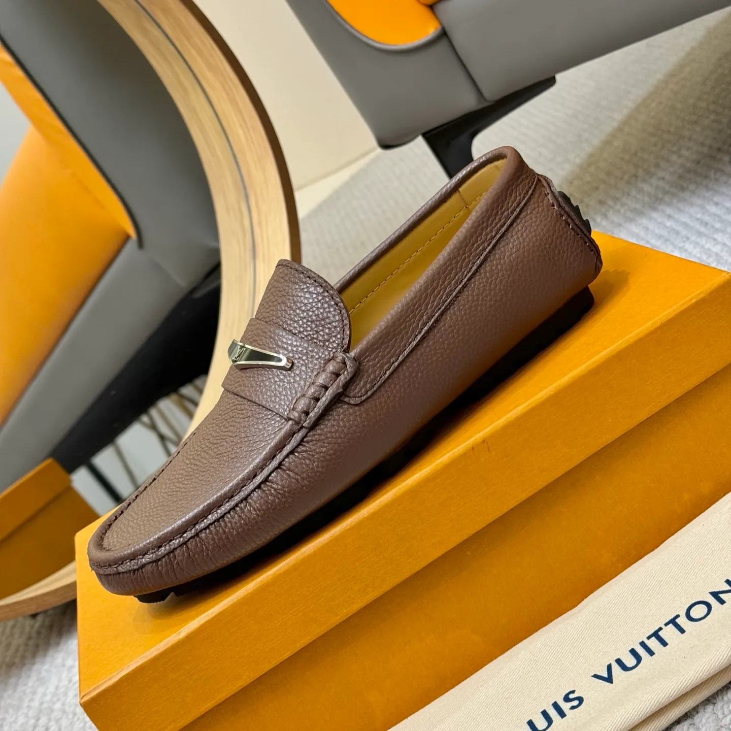 Men's men's shoes 💰420 (Yangli) LV 2⃣️0⃣️2⃣️5️⃣Spring and summer counter GLORIA series models ✈️Original factory special leather production, original last type. A classic driving slip-on casual shoe that shows an elegant style with exquisite craftsmanship details such as Monogram embossing all over the upper🌀Italian imported calfskin fabric Sheepskin foot pads➕Inside～Private mold replica sole Unique style Comfortable driving slip-on Size: 4-12 (38-46) Comes with [Counter packaging: original box, wrapping paper, card, instruction manual, shoehorn, cloth bag] No pressure to enter and leave the counter!